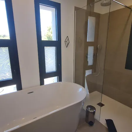Climatisée 6 Pièces Avec Piscine Privée, 5 Chambres, Domaine De La Nartelle - Fr-1-780-67 Sainte-Maxime